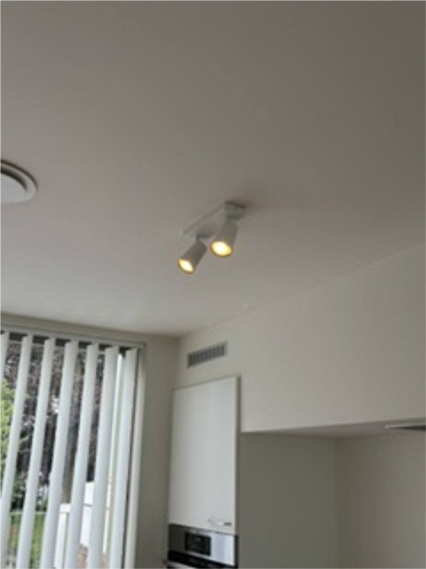 Nieuw geplaatste plafondspots in een woning